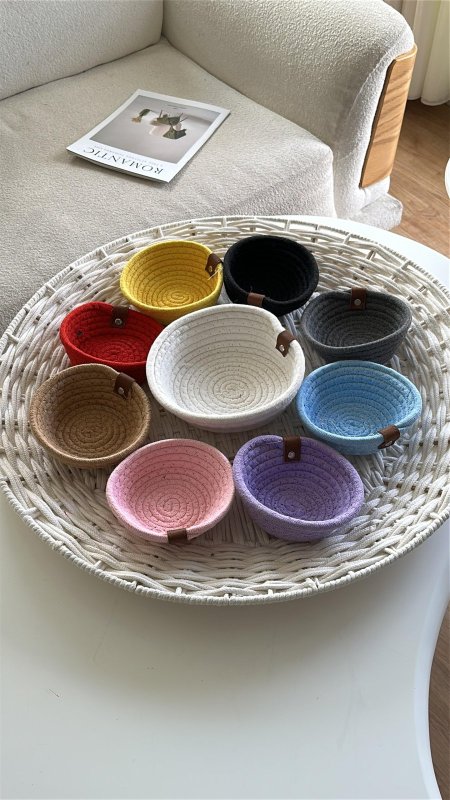 مضيفة مكسرات قش