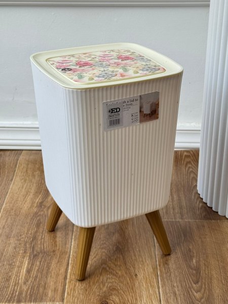 سله نفايات محزز غطا مورد 10 لتر