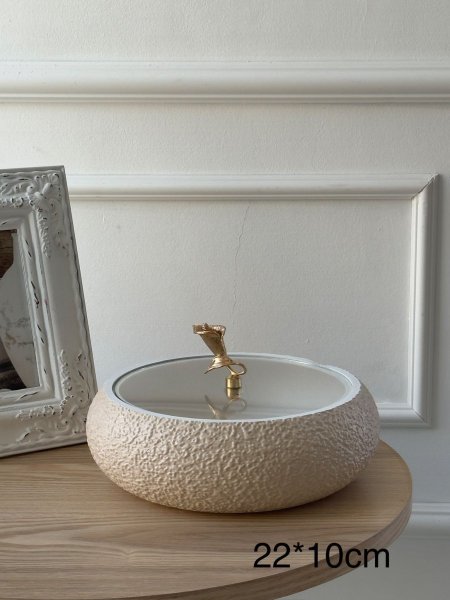 مضيفه بدون قاعده